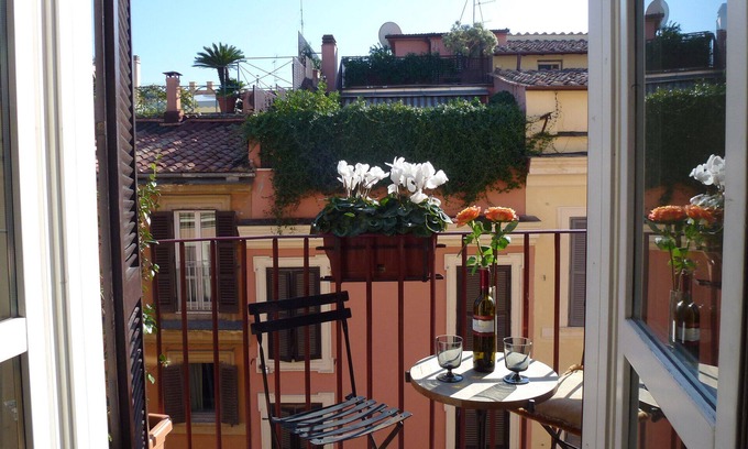 Rione III Colonna Apartment | Perfect Spanish Steps Light-Filled Charm, Great Area-Washer-AC-Lift-Free WiFi