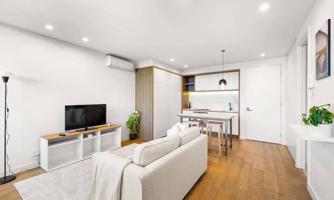 Armadale Apartment | Perfectly Located Executive 1BR at Caulfield North