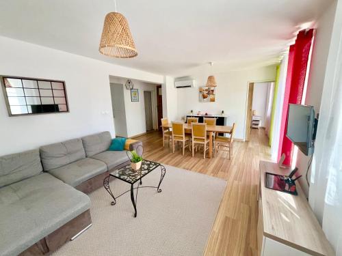Toulon Apartment | Perle rare, F4 donnant sur un grand jardin privé aménagé, parkings gratuits, clim, calme, idéal famille & pro, 10 min de la mer et du centre-ville, de la gare sncf et routière