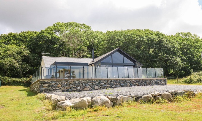 Dyffryn Ardudwy Cottage | PERTH Y DERI, with open fire in Llanddwywe