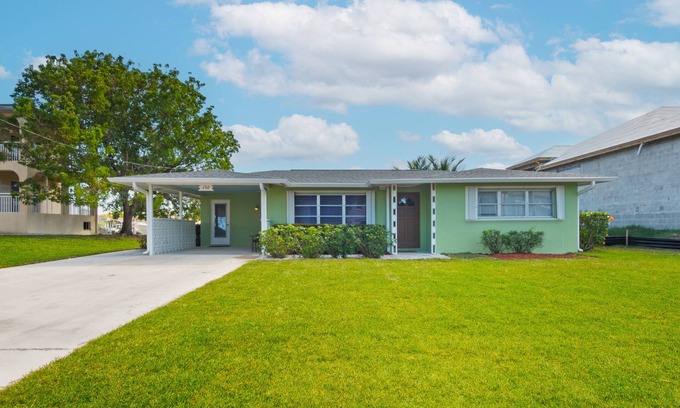 Isles of Capri House | Pet and kid friendly Key Lime Cutie with dock for 22' boat, walk to restaurants.