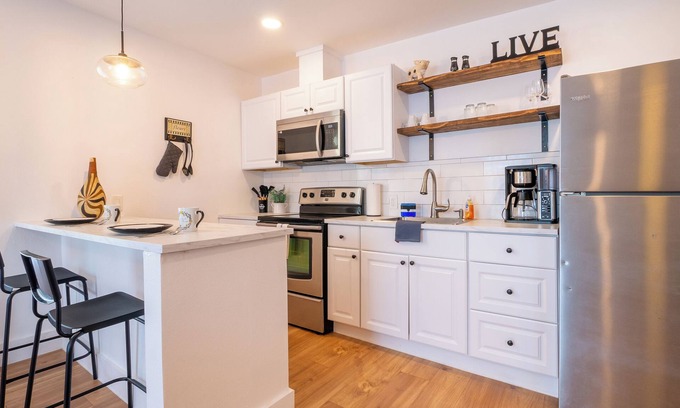 Southside Apartment | Pet-Free Studio Rental on 2nd Floor w/Parking