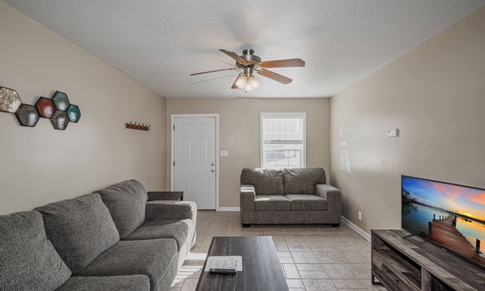 Clarksville House | Pet friendly, 15 Minutes to Fort Campbell-B1
