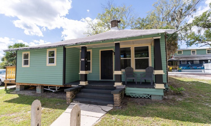 Gainesville House | Pet friendly 1bd/1b unit with living space and full kitchen
