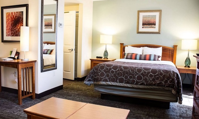 Las Colinas Hotel | Pet-friendly Accommodation w/Free Breakfast and Private Parking!