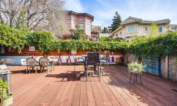 Grand Lake Apartment | Pet-Friendly Apartment: 1 Mi to Lake Merritt!