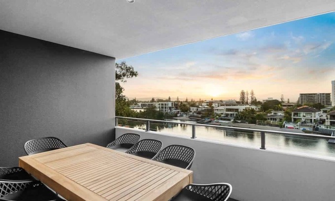 Surfers Paradise Apartment | Pet-Friendly Riverview Apt Modern Pool & Parking