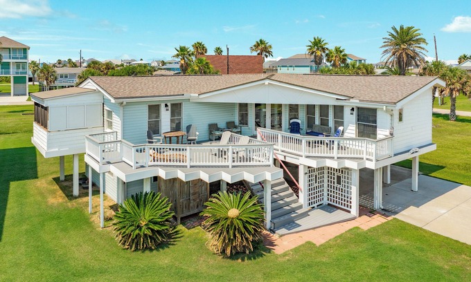 Galveston House | Pet Friendly Beachside Home w/Screened-in Deck, Open Deck & Beach Gear