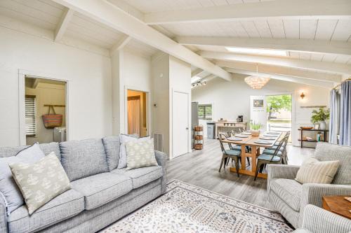 Buxton House | Pet-Friendly Buxton Home with Balcony, 2 Mi to Beach