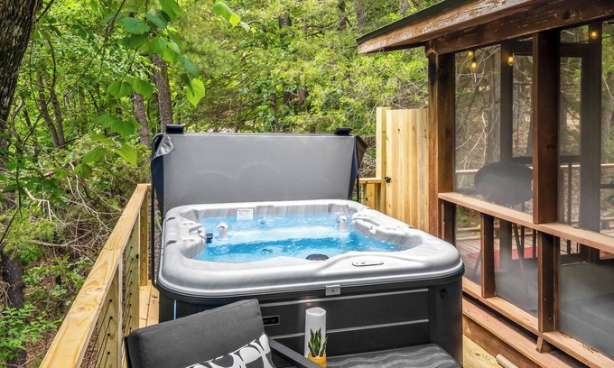 Eureka Springs Cabin | Pet-Friendly Cabin | Balcony · Hot Tub · Starlink