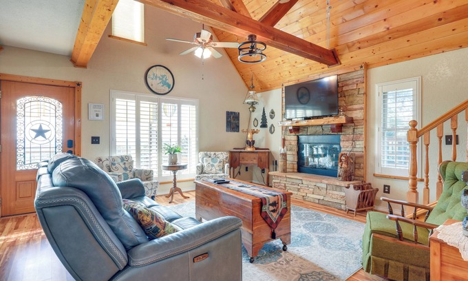 Canyon Lake Cabin | Pet-Friendly Canyon Lake Cabin, 1 Mi to Water!