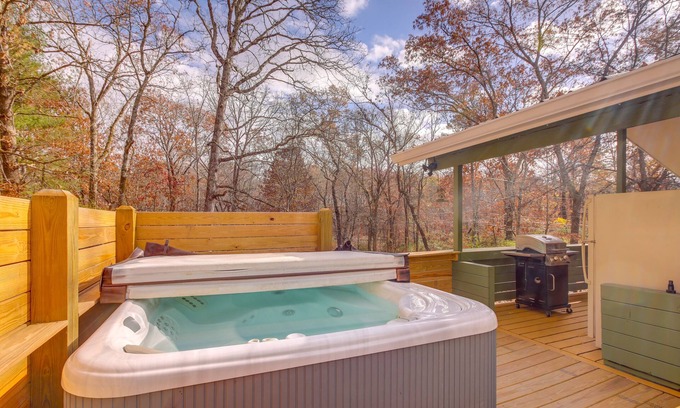 Lupton City Cabin | Pet-Friendly Chattanooga Cabin w/Hot Tub & Kayaks