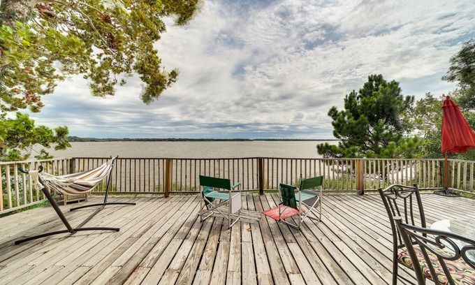 Checotah House | Pet-Friendly Checotah Home w/Deck & Lake Views!