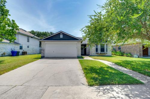 South Side House | Pet-Friendly Corpus Christi Home 12 Mi to Beach!