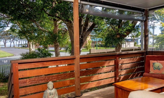 Bongaree House | Pet Friendly Cottage with Waterviews