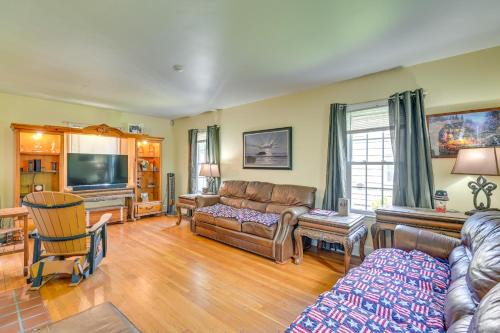 Gloversville House | Pet-Friendly Gloversville Cottage Near Golf Course