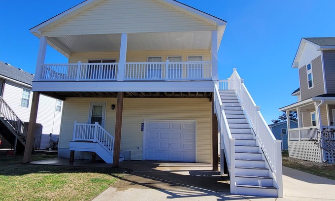 Colington House | Pet Friendly Home with Private Tiki Bar - 3-minute drive to the beach!