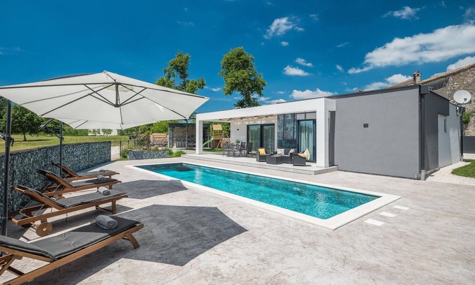 Tinjan House | Pet friendly home in Tinjan