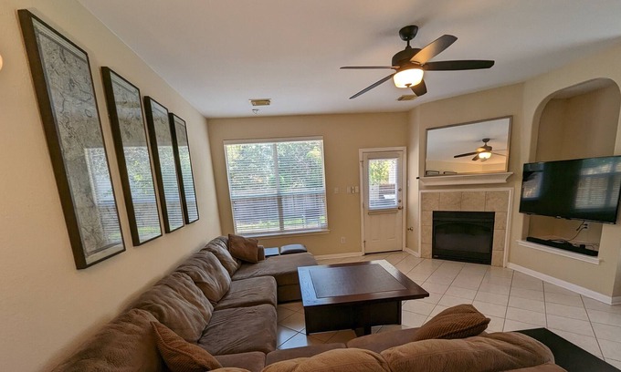 Scofield Farms House | Pet Friendly Home near the Domain sleeps 13