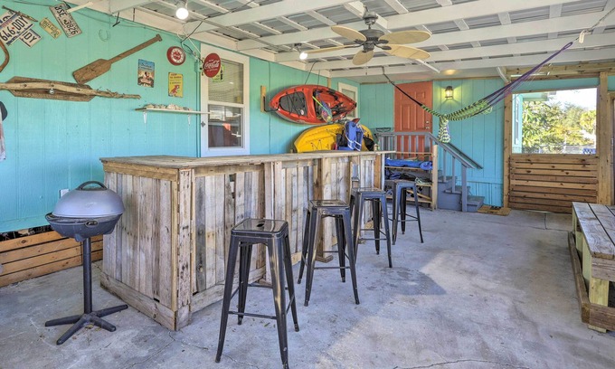 Cocoa House | Pet-Friendly Home w/Deck - 6 Mi to Cocoa Village!