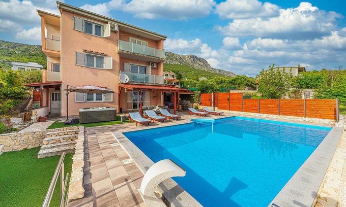Kastel Kambelovac House | Pet friendly home in Kastel Kambelovac