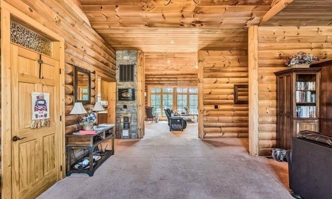 High Point House | PET FRIENDLY! Log Cabin With Abundant Privacy! 10% DISCOUNT AVAILABLE TO VETERANS & MILITARY RETIRE