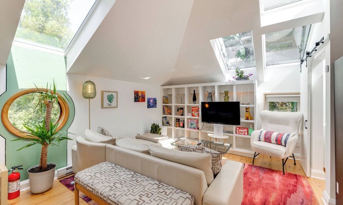 Calhoun Isles Apartment | Pet-Friendly Minneapolis Studio: Walk to Lake!