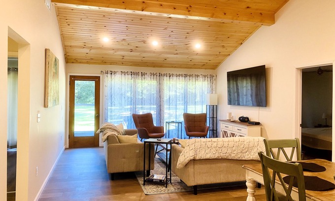 Sawyer House | Pet friendly! Minutes from Lake Michigan. 1hr 20 mins from Chicago