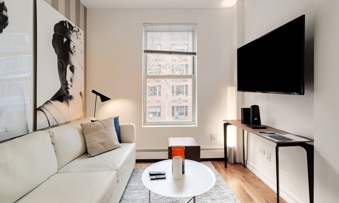 Upper East Side Apartment | Pet-Friendly One Bedroom on the Upper East Side