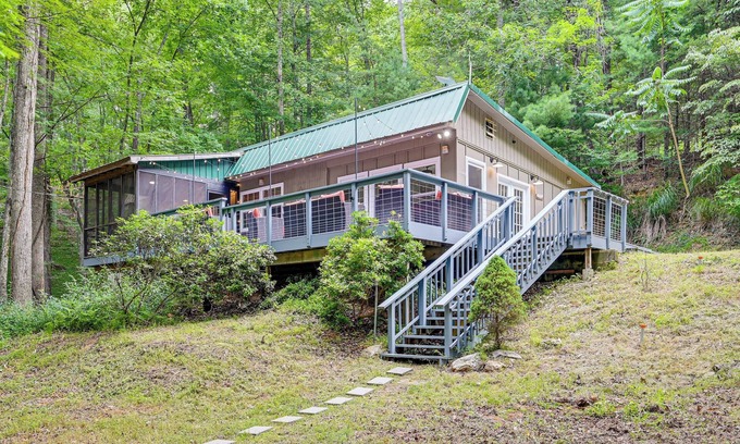 Henry Cabin | Pet-Friendly Philpott Lake Cabin: Hiking & Boating