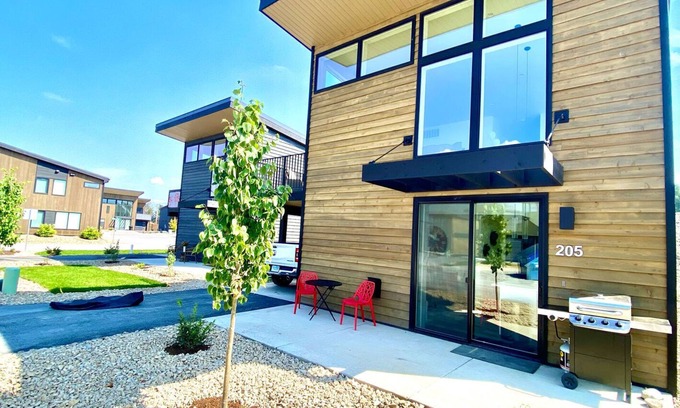 Whitefish House | Pet Friendly, Red Poppy at the Quarry, Amazing 2 Bed/2 Bath, Hot Tub, Sleeps 7!