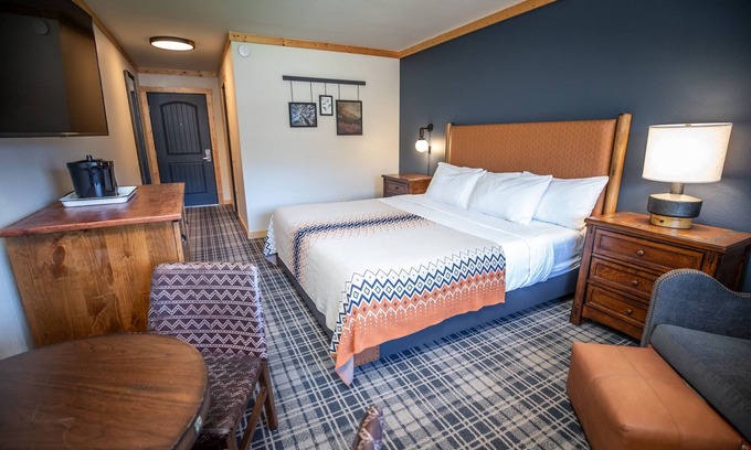 Mammoth Lakes Hotel | Pet-Friendly Room Near Sherwin Lakes, Ideal for Exploring Trails & Mountains