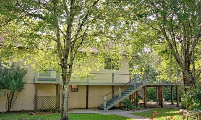 Crestview House | Pet Friendly! Rustic Crestview Cottage w/ Firepit close to Eglin AFB and Beaches