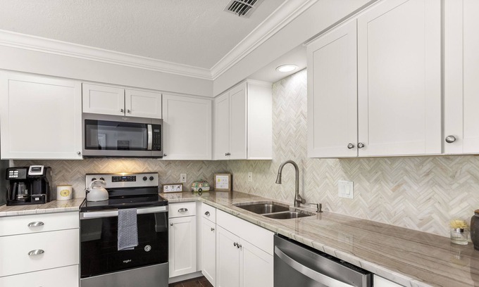 Fellowship House | Pet Friendly, Sleeps 8, 8 minutes from WEC (World Equestrian Center)