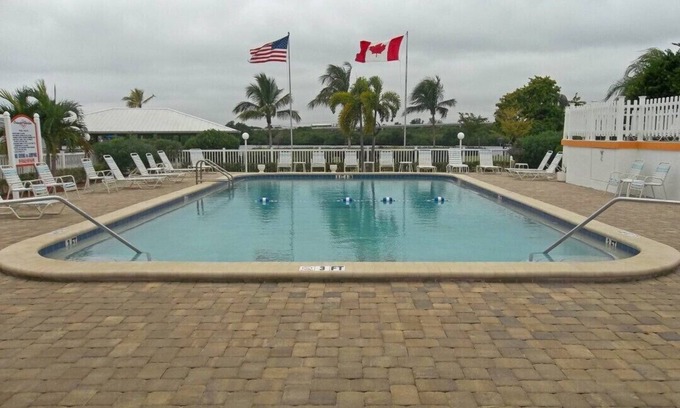 Fort Myers Resort | Pet friendly, Sleeps 6, Furnished 2br,2ba Waterfront 55+ Resort