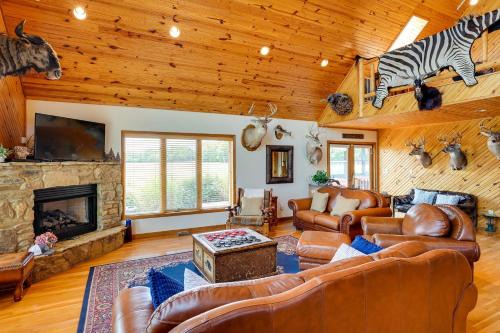 Vienna House | Pet-Friendly Vienna Cabin with Screened-In Porch!