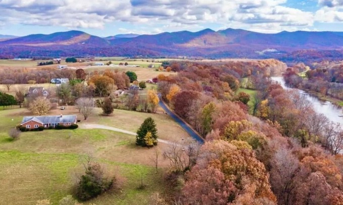 Shenandoah House | Pet Friendly, Views, Hot Tub, Firepit, Kayak, BBQ