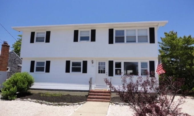 Ship Bottom House | Pet Friendly. WiFi. Beach Badges. Beach Chairs.Deck Smart TV. Outdoor Shower.
