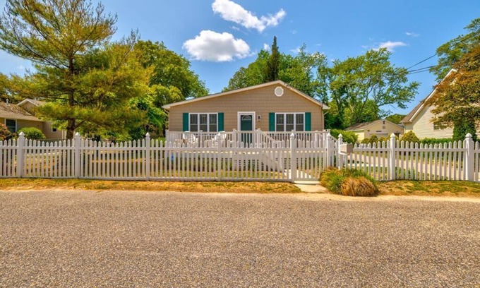 Villas House | Pet Friendly with a Pool! Steps to the Bay!
