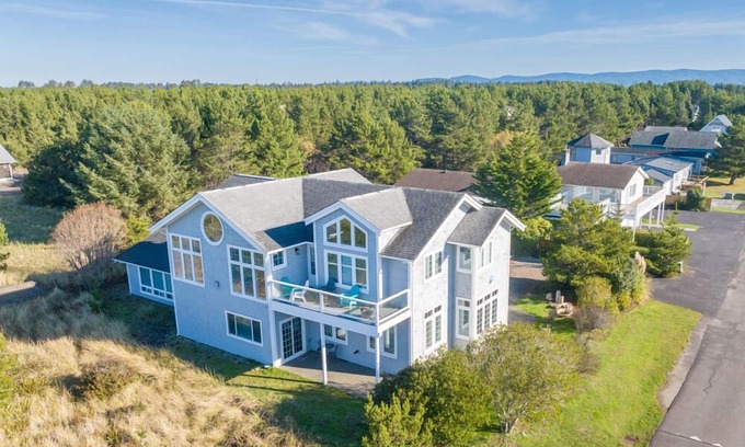 Long Beach House | Pets OK, Amazing View, Steps to Town & Beach (Seas)