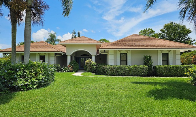 Hunt Club House | PGA NATIONAL RESORT LUXURY RENTALS