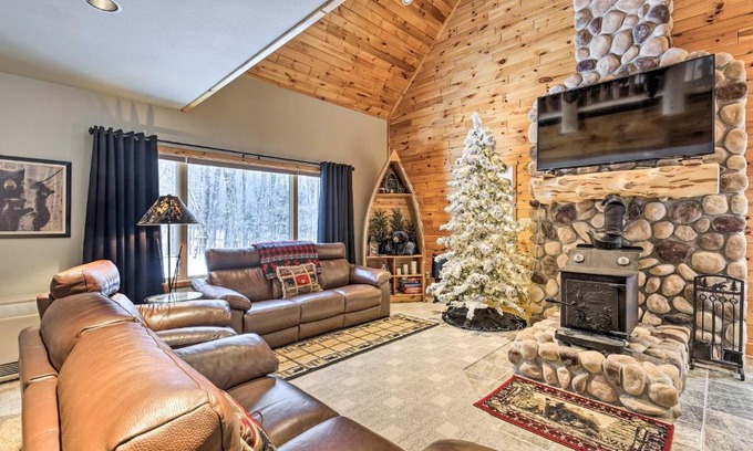 Phelps House | Phelps Cabin on 26 Acres with Fire Pit!