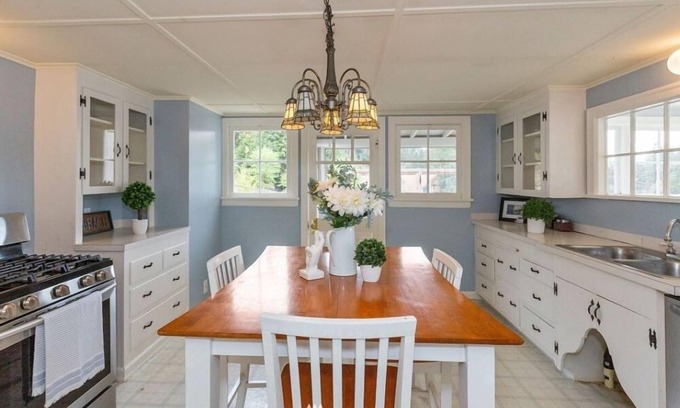 West Hills Cottage | Phinney Bay Waterfront!