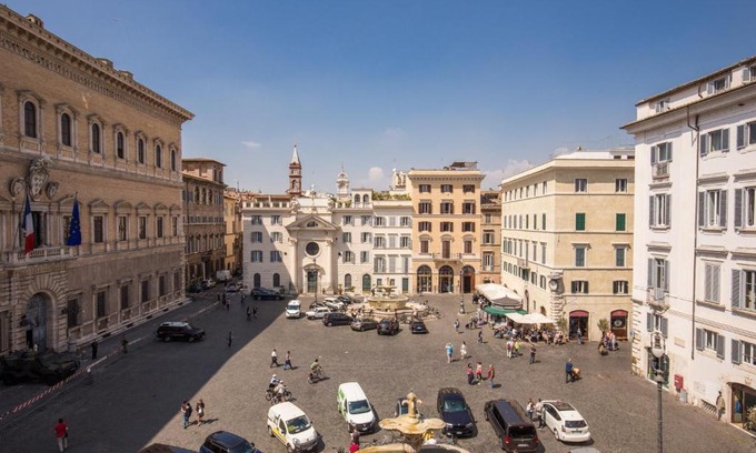 Rione VII Regola Apartment | Piazza Farnese exclusive view 2 bedroom en suite