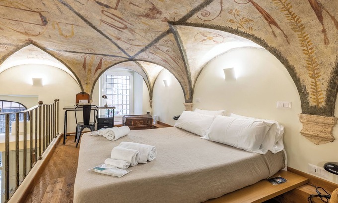 Navona Apartment | Piazza Navona - Apartment with Authentic Fresco of the 1500s