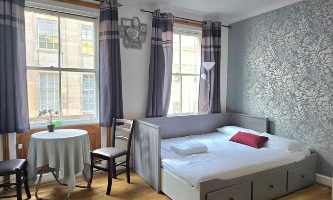 London City Centre House | Piccadilly Theatreland Studio