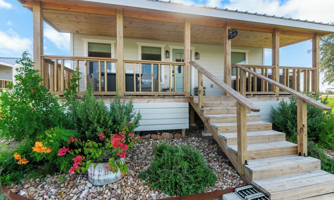 Fredericksburg Cottage | Pickleball cottage with private hot tub and firepit in the heart of wine country