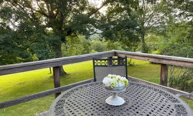 Meadow Bluff House | Picture Window Paradise, home with stunning view!