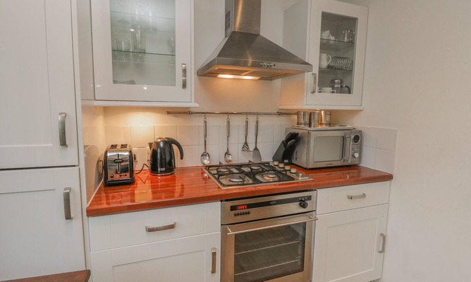 Yarmouth Cottage | PIERPONT D1, family friendly, with a garden in Yarmouth