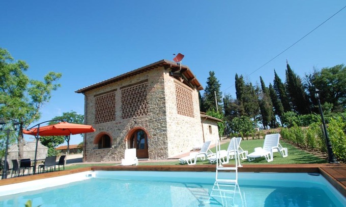 Pieve a Presciano Villa | Pieve A Presciano Villa Sleeps 6 Pool WiFi